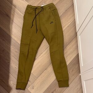 Nike men’s tech pack Olive Pants